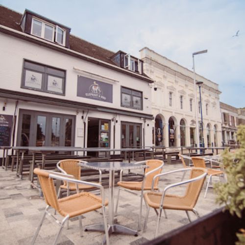 Outdoor seating at the Elephant & Hind