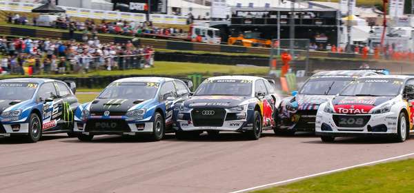 5 racing cars racing around Lydden Hill Race Track.