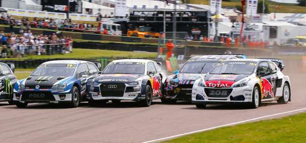 5 rally cars race around Lydden Hill circuit